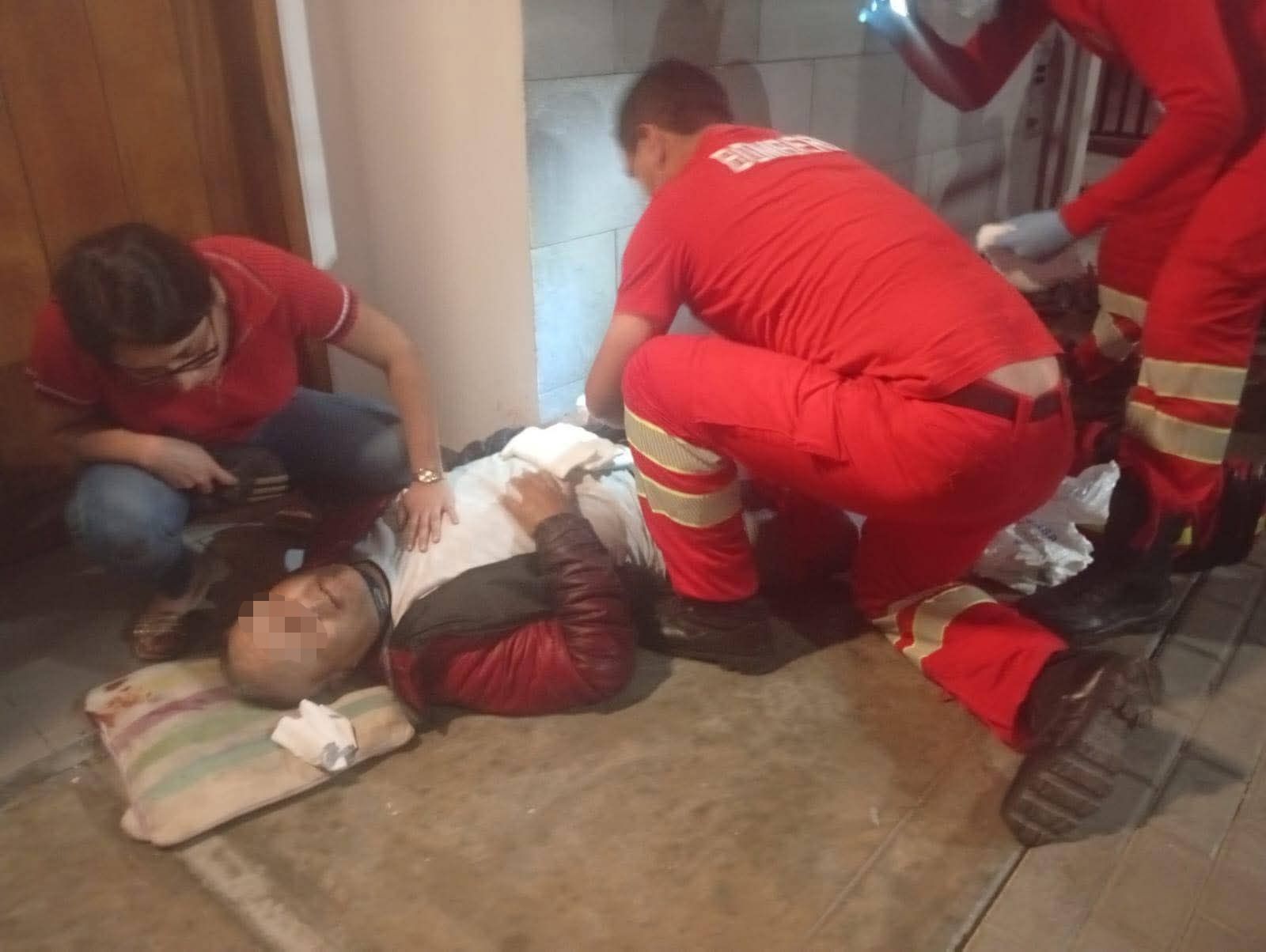 Juan Martínez Torres, el vigilante de 54 años, sufrió severes lesiones. La actuación de la Policía, que consignó primero que había sifrido un caída, y de la Fiscalía que decidió que pese a la gravedad y los agravantes, dejó en libertad a Maricsa Alfaro, ha sido duramente criticada por la población.