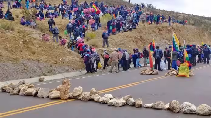Bloqueos en Bolivia generan 15% de cancelaciones de tours hacia Puno