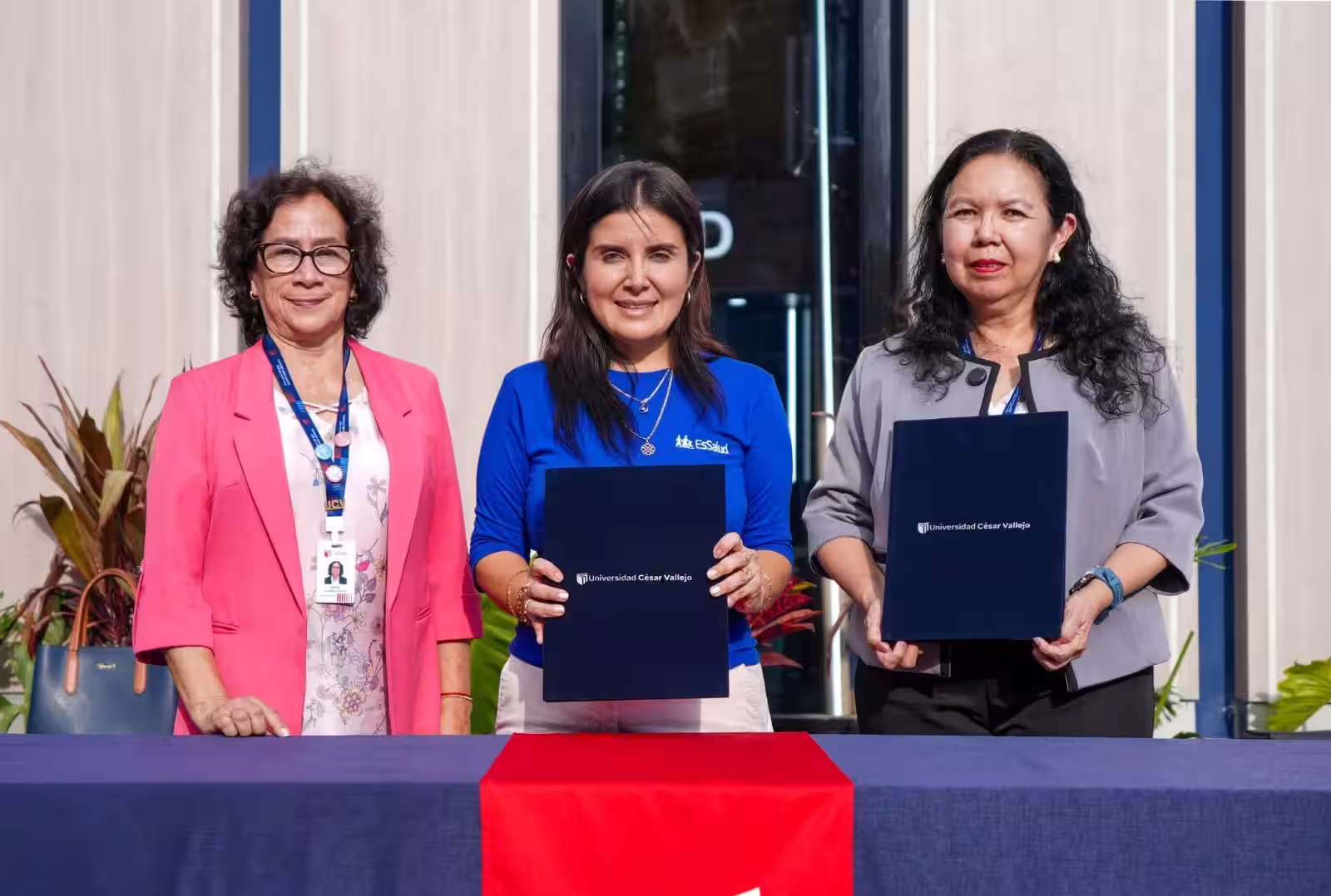 UCV fortalece alianza con EsSalud mediante entrega de equipos médicos