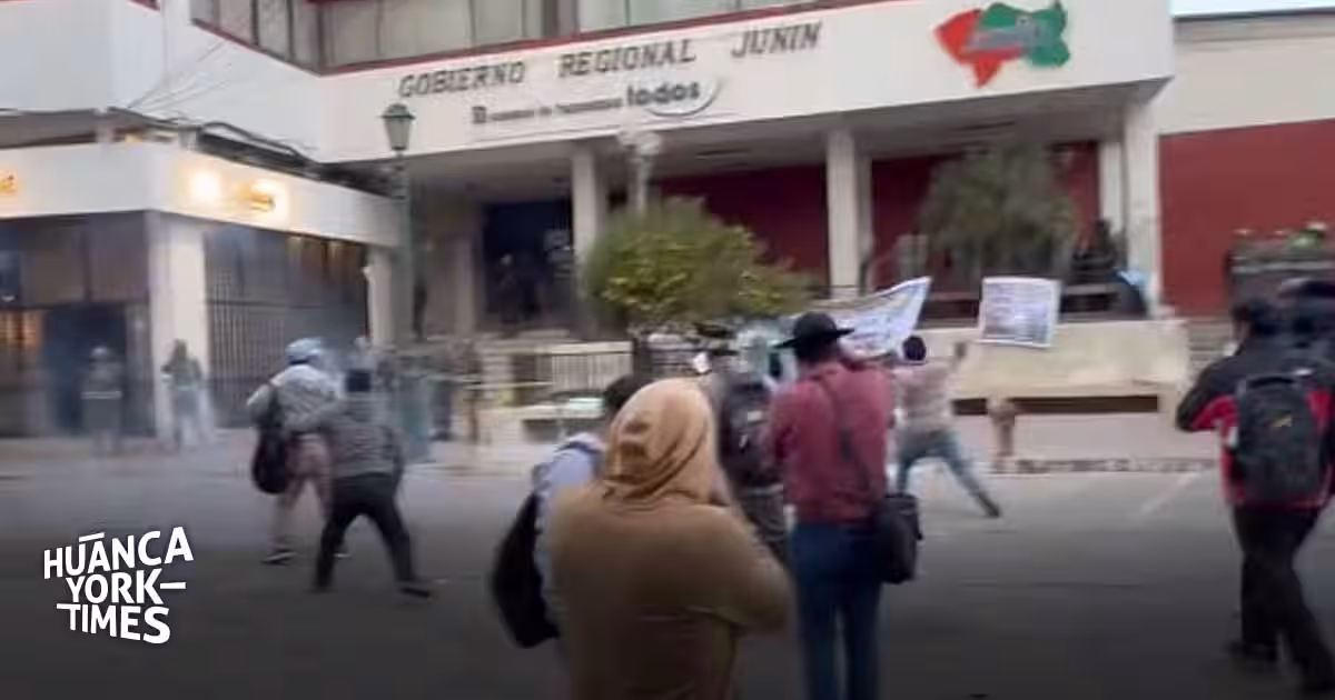 Bombas lacrimógenas no frenan protesta de Pariahuanca frente al Gobierno Regional de Junín