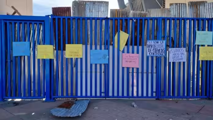 Puno: Alumnos de Ciencias Contables aseguran que toma de local en la UNA es indefinida