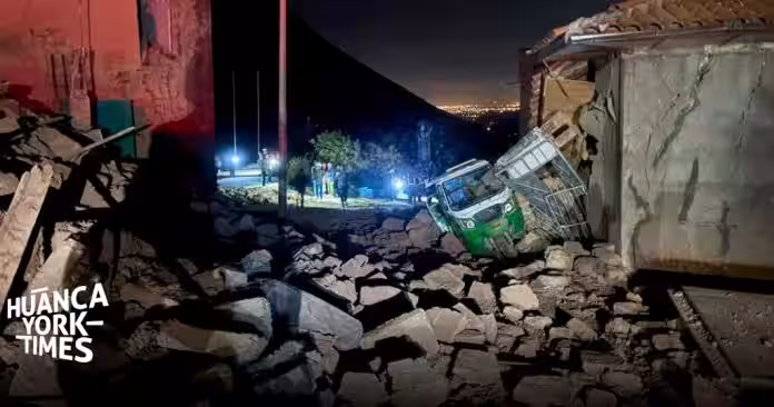 Suben a cuatro los muertos por los sismos en Junín: damnificados duermen en una losa deportiva