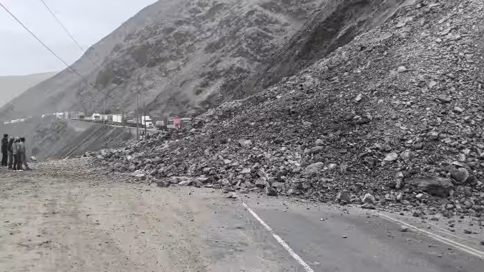 Panamericana Sur en Arequipa: logran habilitar un solo carril tras nuevos derrumbes