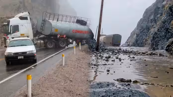 Huaicos en Atico y Ocoña paralizan el tránsito y dejan varados a buses tras lluvias por ‘Dana Aníbal’