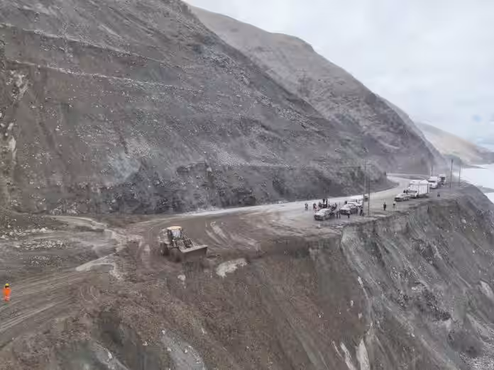 Arequipa: habilitan tránsito en vía Ocoña-Atico tras nuevo derrumbe este sábado