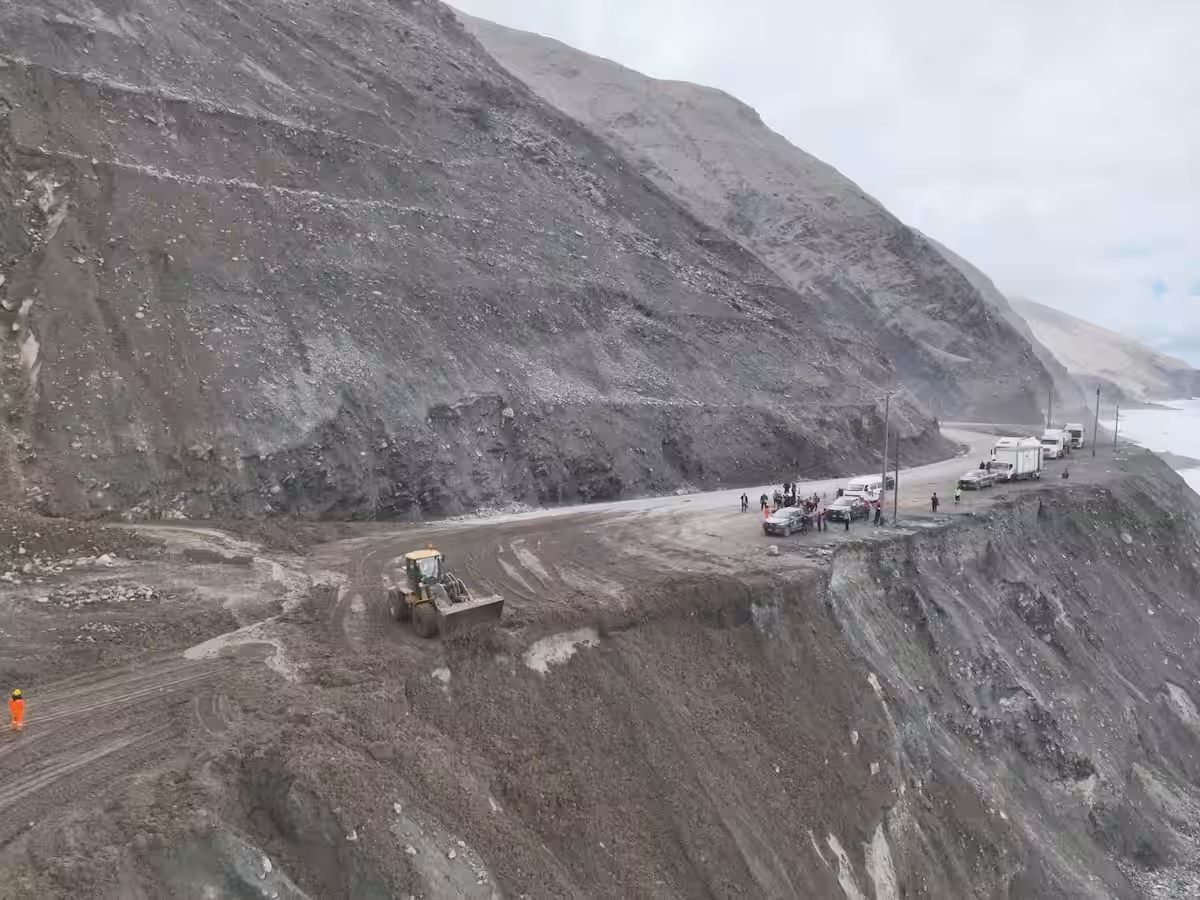 Arequipa: habilitan tránsito en vía Ocoña-Atico tras nuevo derrumbe este sábado