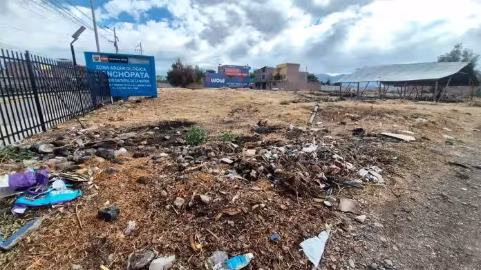 Basura y desmonte rodean la zona arqueológica de Conchopata en Ayacucho