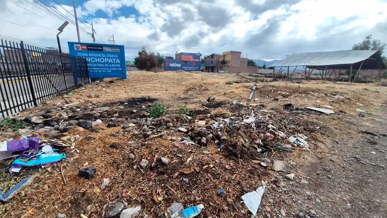 Basura y desmonte rodean la zona arqueológica de Conchopata en Ayacucho