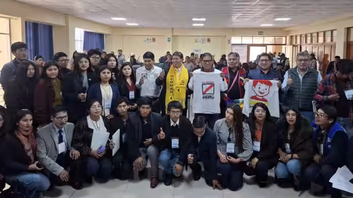 Tienen miedo: Candidatos “favoritos” de San Román faltan a debate juvenil pese a prometer asistencia