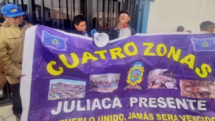 Dirigentes de Juliaca exigen destitución de fiscal por dar “ayudita” a policías acusados de robo