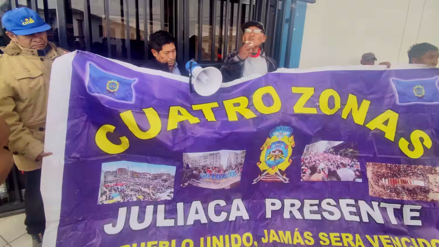 Dirigentes de Juliaca exigen destitución de fiscal por dar “ayudita” a policías acusados de robo