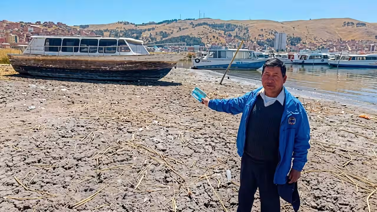 Lago Titicaca retrocede y preocupa a lancheros de Puno