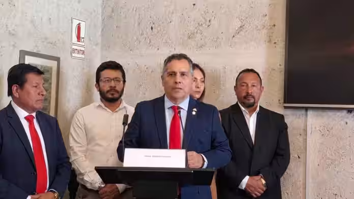 Candidato a alcalde de Arequipa postula con su esposa y hermana como regidoras, mientras otra hermana asumió cargo en ministerio