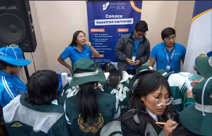 Cerca de 2 mil estudiantes de Espinar exploraron opciones profesionales en feria vocacional