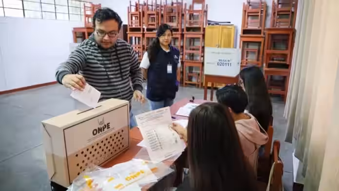 Debilidad partidaria y dinero opaco marcan el cierre electoral en Ayacucho