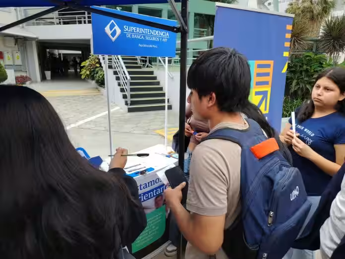 SBS lleva educación financiera a universidades y colegios de Trujillo