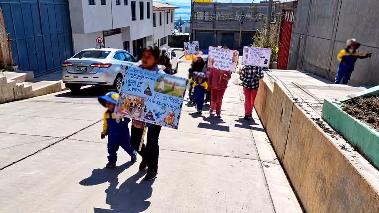 Puno: Niños del jardín Santa Rosa marchan para pedir a vecinos que guarden a sus perros ante casos de mordeduras