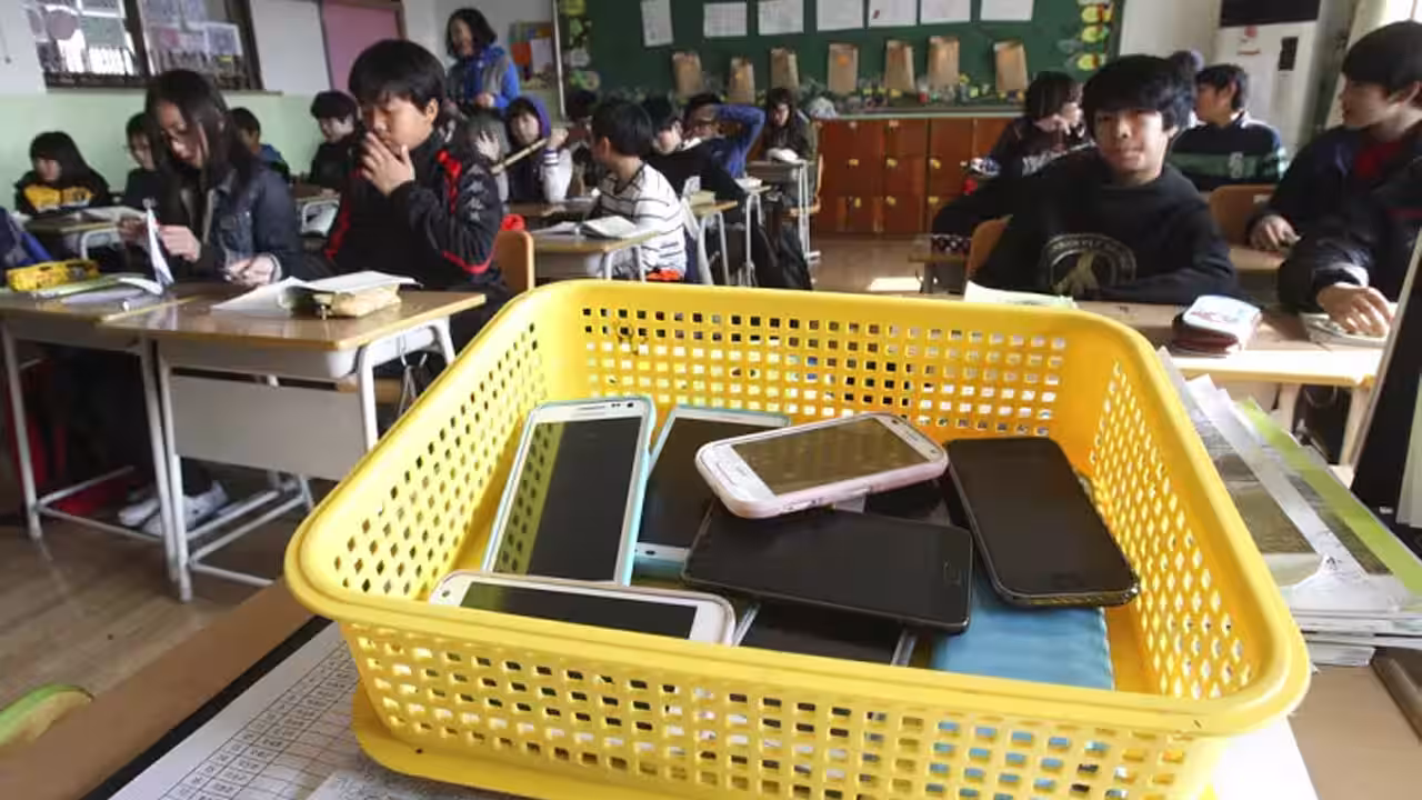 Minedu restringe uso de celulares en colegios y autoriza su custodia durante la jornada escolar